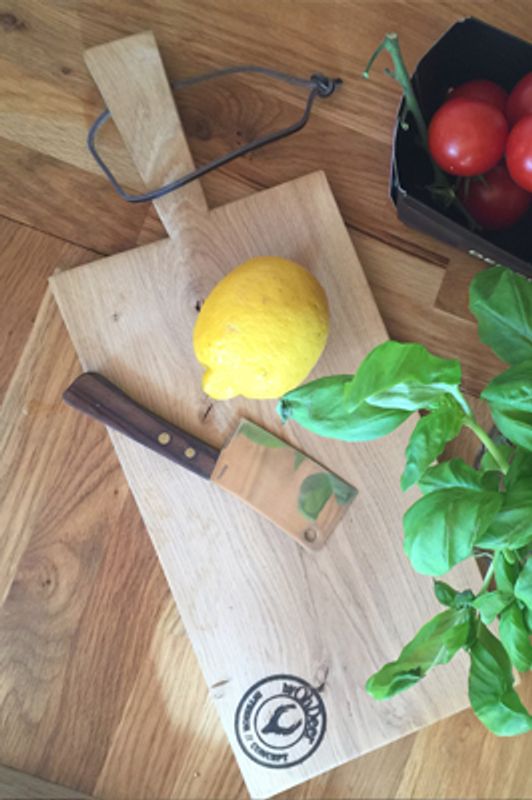 Rustic eikefjøl med skinnsnor