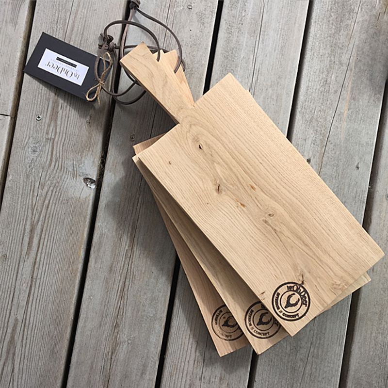 Rustic eikefjøl med skinnsnor