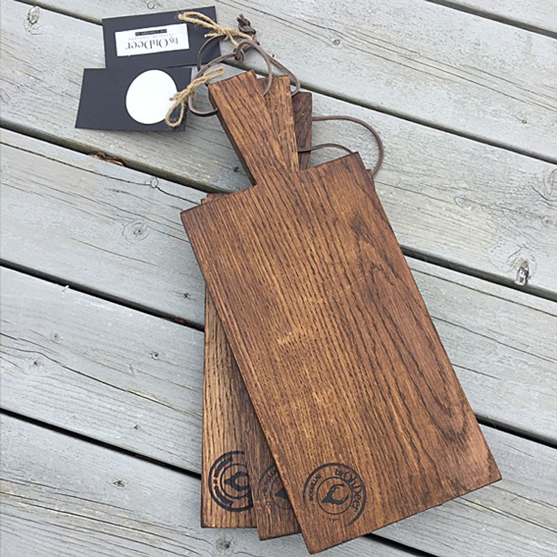 Rustic eikefjøl med skinnsnor